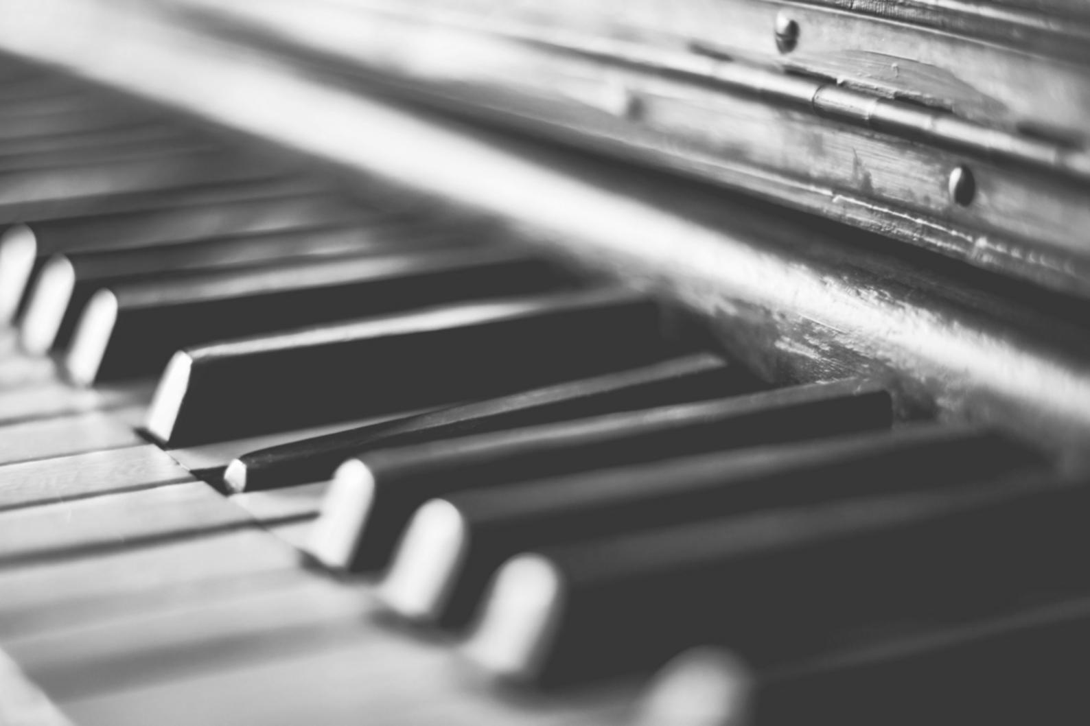 Studio de musique avec instruments disposés pour l'improvisation créative